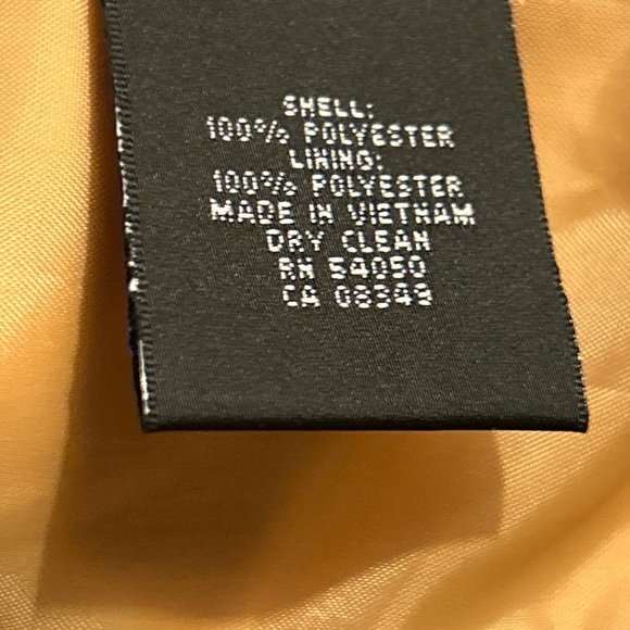 Halston Vintage Navy‎ Bue blazer is preowned in excellent condition. Size 8. - Picture 6 of 9